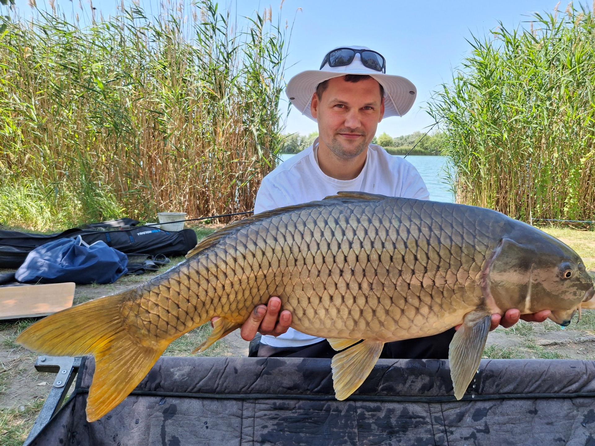 Kékesi Mátyás Barátom, a lassan tíz éve működő KM Amatőr Horgászversenyek megálmodója,szervezője. A KM Kalandvár Pellet Mix család kitalálója,tesztelője. Számos Amatőr kupasorozat győztese, megszámlálhatatlan  dobogós hellyel. Idéntől a  Kalandvár fő teszt horgásza, képviselője, promotőre. 