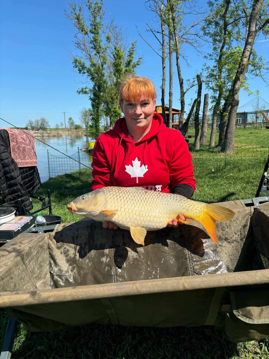 Faragó Mónika a Kalandvár brand női horgásza,aki három éve ismerkedett meg a methodozással,s azóta folyamatosan fejleszti tudását,képességeit. Legjobb eredménye 3. hely a KM kupasorozat egyik fordulójaban. /Férfi mezőnyben/ 