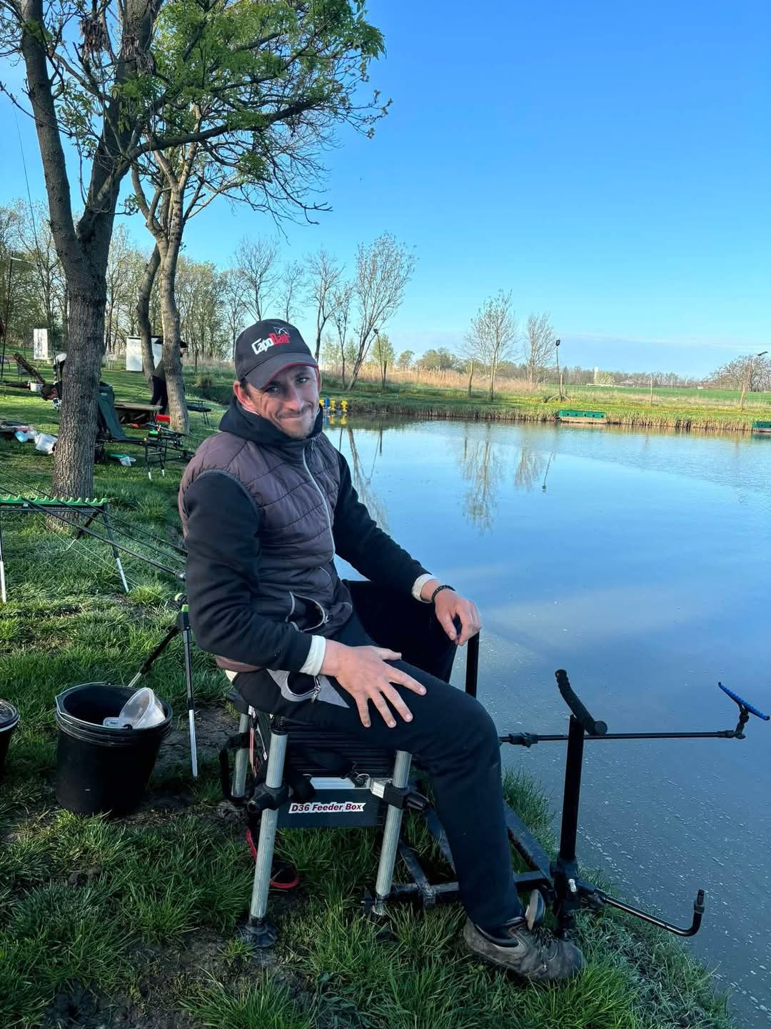 Ézsiás István Barátom, aki nagy szerepet játszott a Kalandvár waftersek ízvilágának kialakításában. Pl a gyömbér bodzás / Pisti kedvence/ az ő nevét fémjelzi. Jelenleg a Capo Baits termékek tesztelője,de szerencsére a céggel való jó kapcsolatunk végett nem ütközik a két brand egy időben történő promótálása. /Egyed Gergőék termékei üzletünken is elérhetők./ 