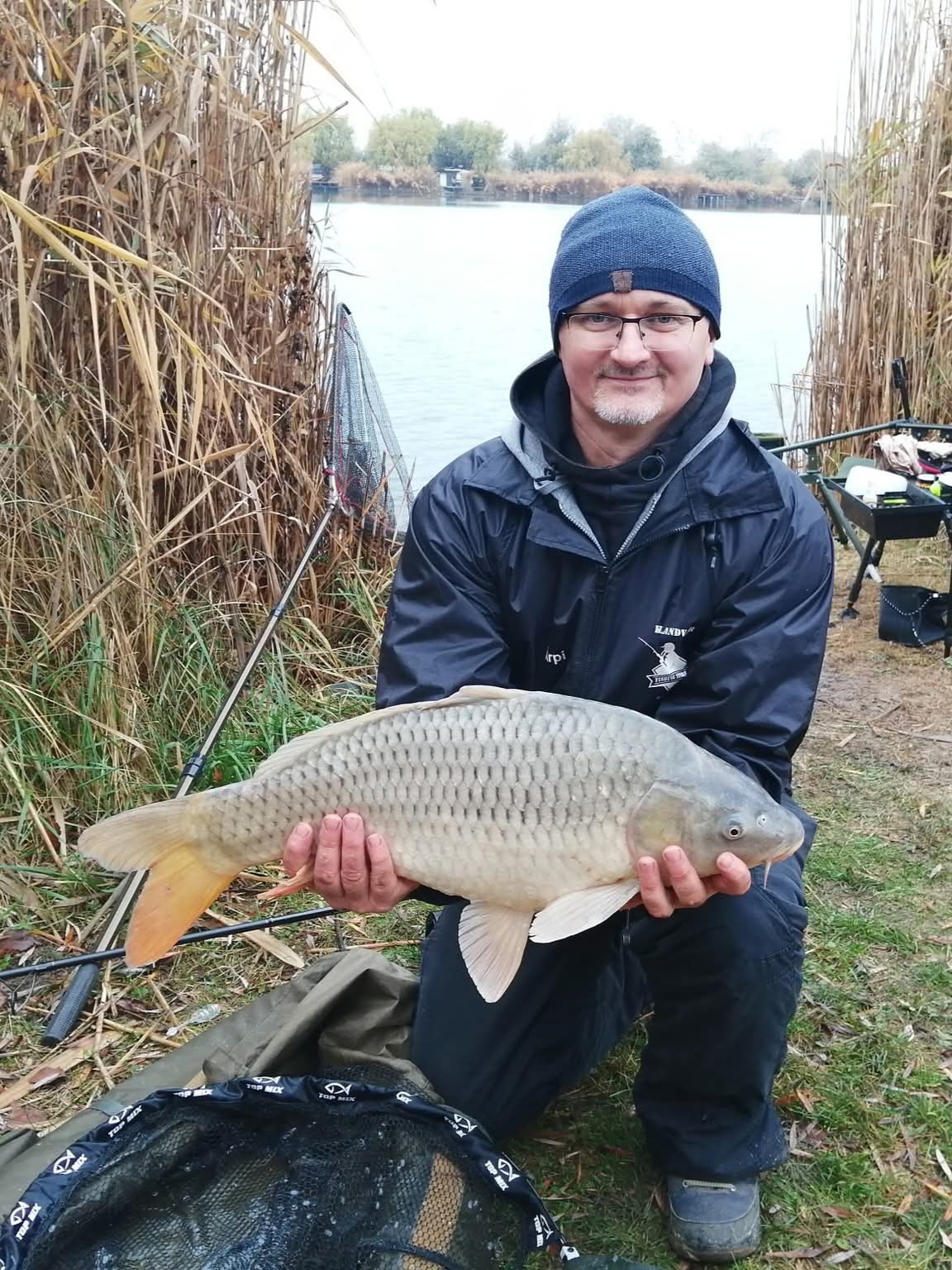 Jó magam, Tóth Árpád, aki 2014-ben létrehoztam a Kalandvár Horgászboltot. 2021 óta saját márkás termékeket fejlesztek,tesztelek. Két éve a KM Amatőr horgászversenyek keretein belűl saját kupasorozatunk van Kalandvár Four Season elnevezéssel. Legjobb eredményeim: A KM kupasorozaton belül 2., 3, 5., helyezések. 