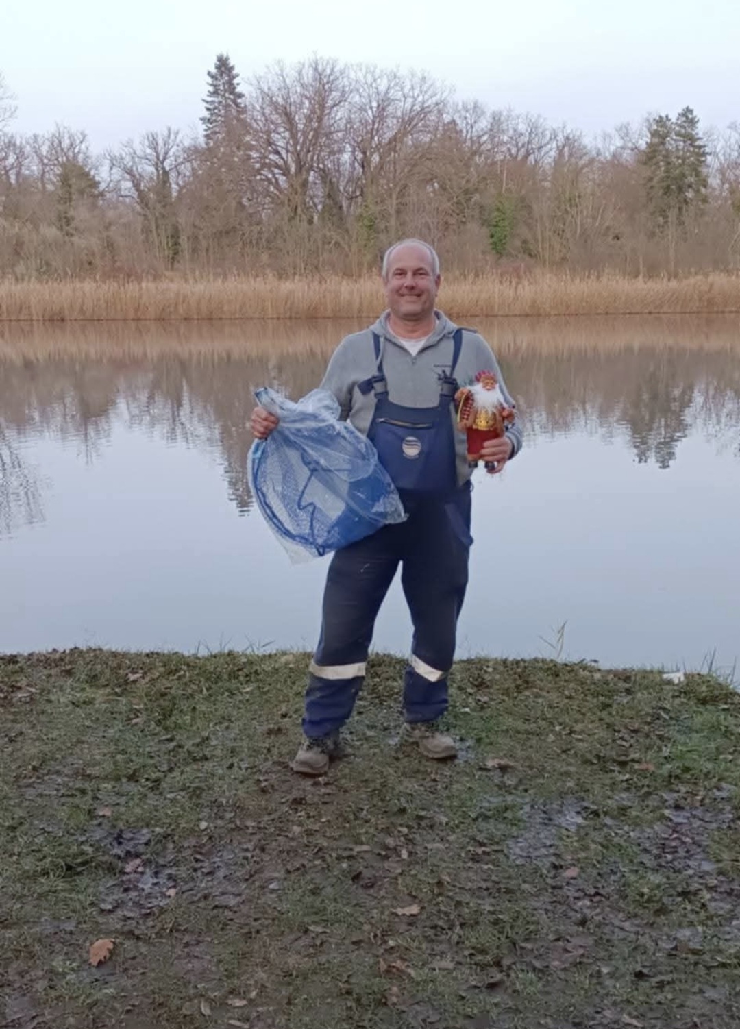 Bohák Ferenc Barátom,aki 2025 év elején eldöntötte,hogy a bojlis horgászatot picit jegeli,s neki ugrik a methodozásnak. Nagy meglepétesre már a 2. versenyen dobogón állt,s egyre jobb eredményeket ér el. Mind e közben a Kalandváros csalikat, újdonságokat használja, teszteli, promótálja. Igazi,tiszta szívű jó barát!